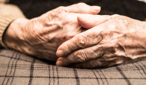 Πλήρωνε κάθε μήνα 90χρονη για να πάρει το σπίτι της όταν πεθάνει: Πέθανε πρώτος και αυτή έζησε ως τα 122
