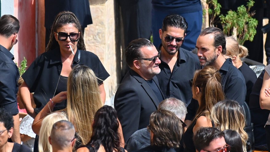 Συντετριμμένη η οικογένεια του Γιώργου Μαζωνάκη στο τελευταίο αντίο, στο πλευρό της συνάδελφοι του τραγουδιστή
