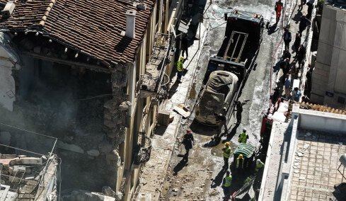 Πλάκα: Αγωνία για πέντε άτομα που αγνοούνται μετά την έκρηξη, ηλικιωμένο ζευγάρι έμενε στον δεύτερο όροφο του κτηρίου