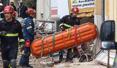 Βρέθηκαν ακόμα δύο σοροί στο κτήριο που κατέρρευσε στην Πλάκα, τέσσερις οι νεκροί και δύο οι αγνοούμενοι