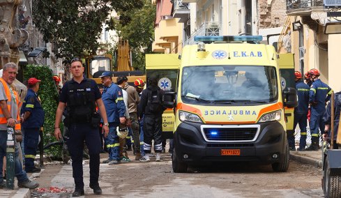 Τραγικός επίλογος στην κατάρρευση του κτηρίου στην Πλάκα, νεκροί και οι έξι αγνοούμενοι, εντοπίστηκαν οι δύο τελευταίες σοροί