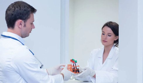 Από την άνοια μέχρι την αντιγήρανση: Ένας ψυχίατρος εξηγεί τι μπορεί να κάνει η πλασμαφαίρεση  