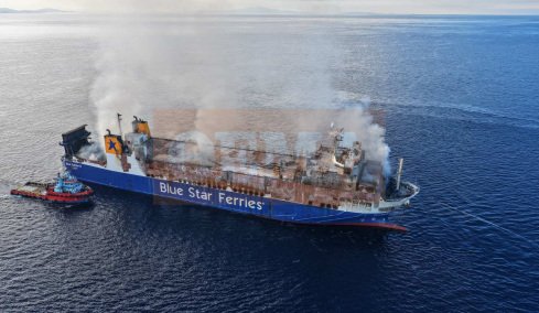 Φωτογραφία: Ανοιχτά της Τήνου το Blue Carrier, έσβησε η μεγάλη φωτιά, παραμένουν υψηλές θερμοκρασίες στο εσωτερικό του