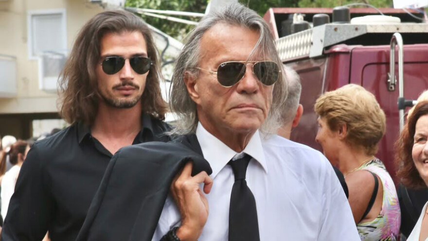 Συντετριμμένη η οικογένεια του Γιώργου Μαζωνάκη στο τελευταίο αντίο, στο πλευρό της συνάδελφοι του τραγουδιστή