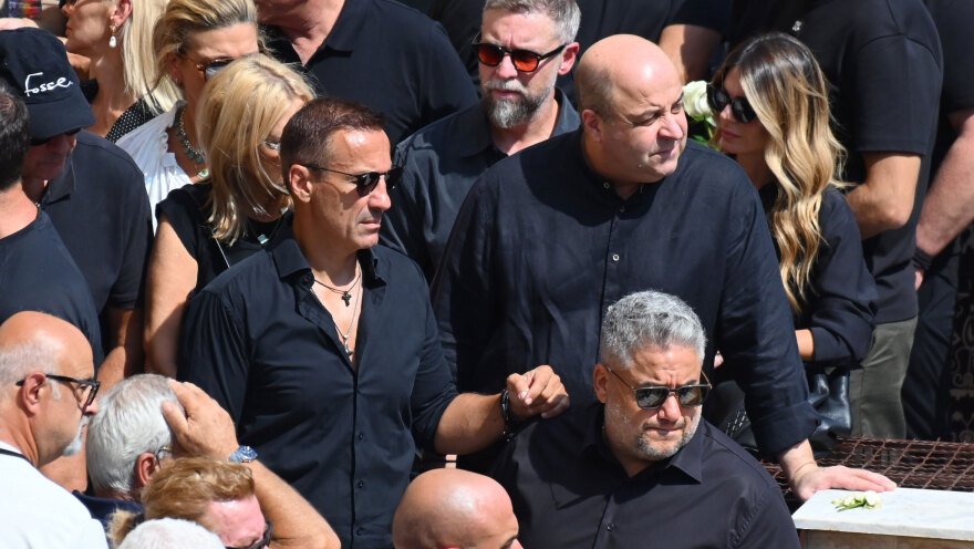 Συντετριμμένη η οικογένεια του Γιώργου Μαζωνάκη στο τελευταίο αντίο, στο πλευρό της συνάδελφοι του τραγουδιστή