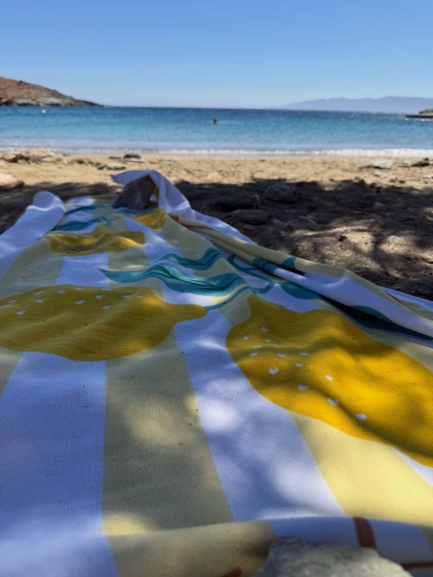 Η Λένα Δροσάκη φωτογραφήθηκε τόπλες σε παραλία της Κύθνου