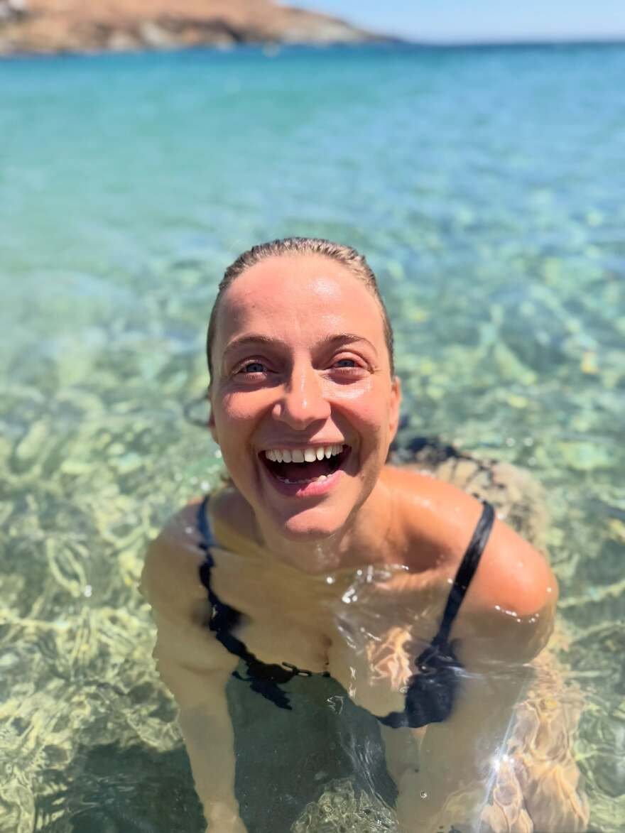 Η Λένα Δροσάκη φωτογραφήθηκε τόπλες σε παραλία της Κύθνου