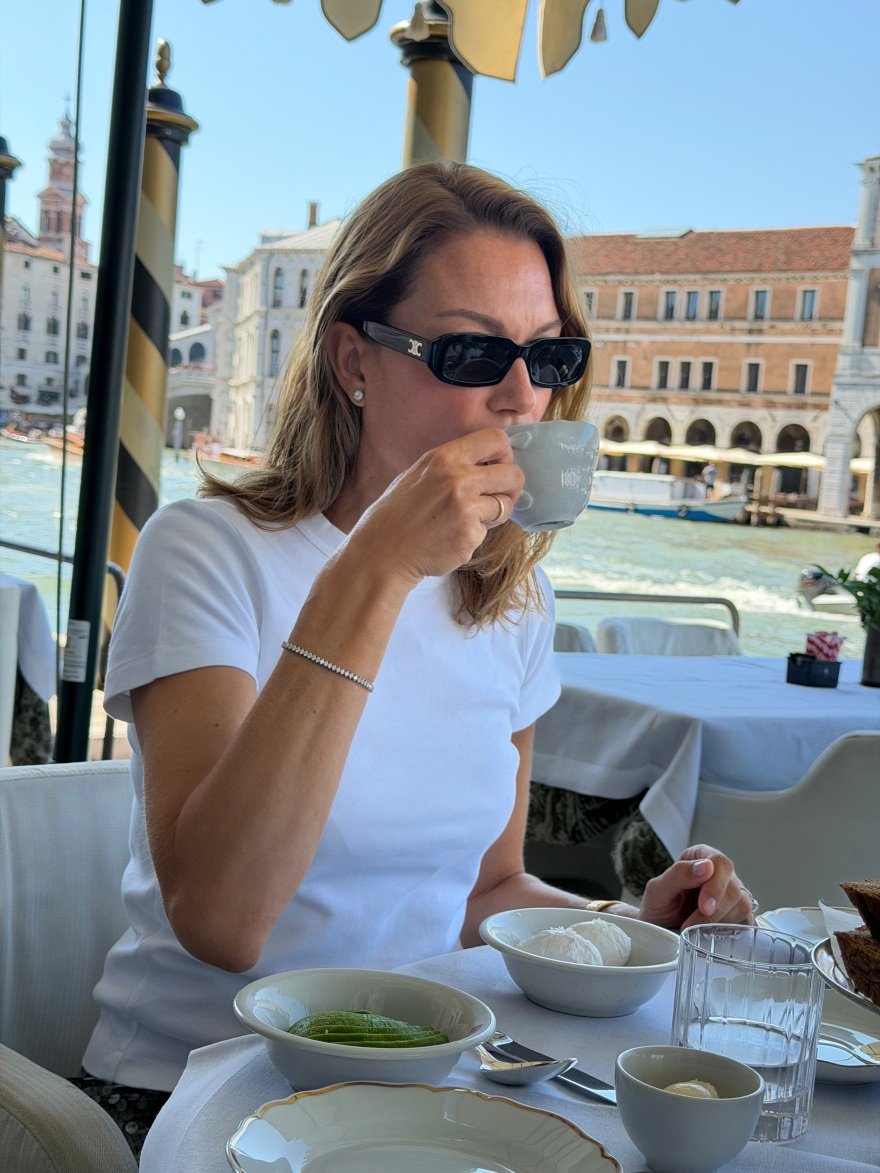 Η Βίκυ Καγιά με λευκό t-shirt και φούστα με παγιέτες στη Βενετία, οι φωτογραφίες από το ταξίδι της