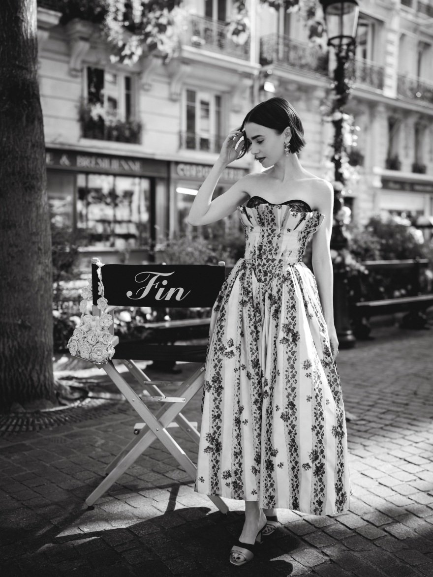 Η τελευταία μέρα της Λίλι Κόλινς στα γυρίσματα του Emily in Paris: Νιώθω απίστευτα περήφανη και ευγνώμων που είχα την ευκαιρία να γίνω εκείνη
