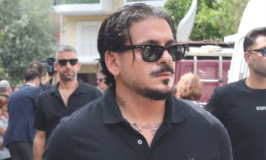 Συντετριμμένη η οικογένεια του Γιώργου Μαζωνάκη στο τελευταίο αντίο, στο πλευρό της συνάδελφοι του τραγουδιστή