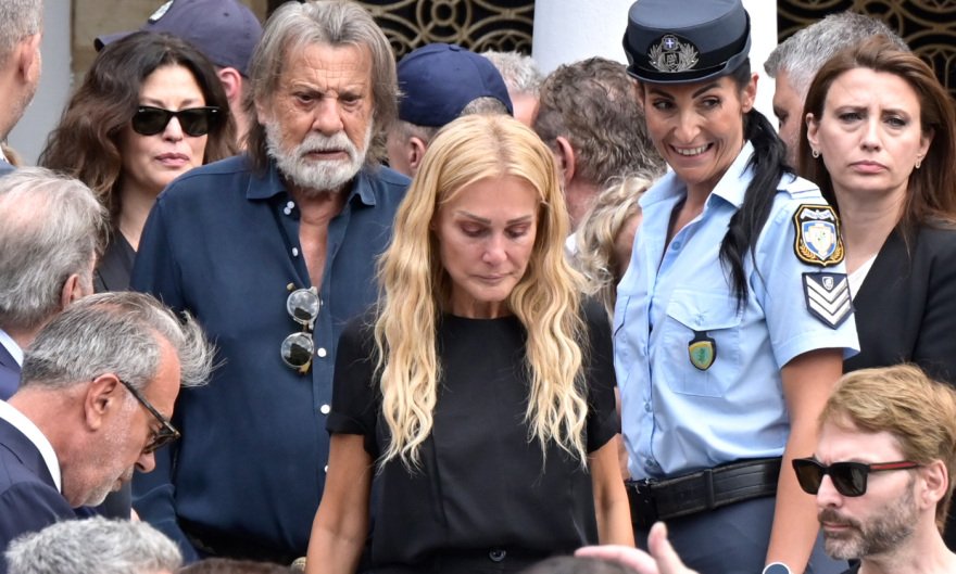 Συντετριμμένη η οικογένεια του Γιώργου Μαζωνάκη στο τελευταίο αντίο, στο πλευρό της συνάδελφοι του τραγουδιστή