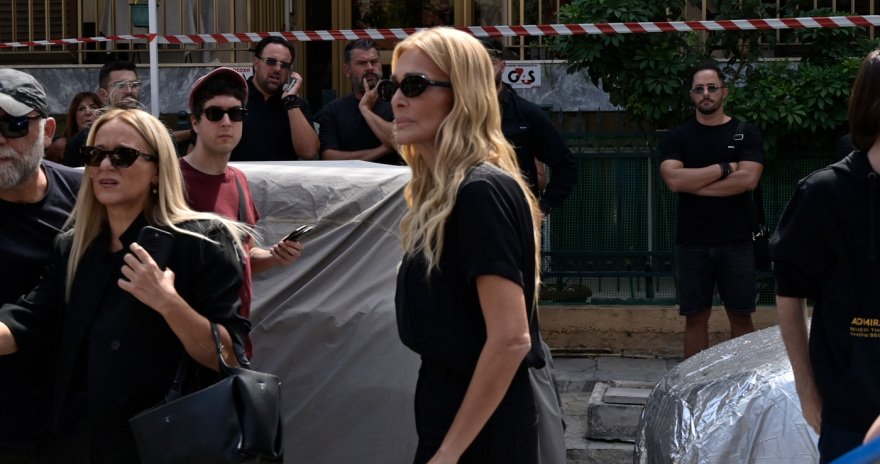 Συντετριμμένη η οικογένεια του Γιώργου Μαζωνάκη στο τελευταίο αντίο, στο πλευρό της συνάδελφοι του τραγουδιστή