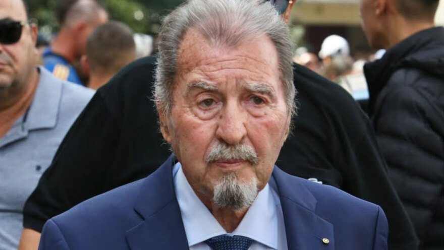 Συντετριμμένη η οικογένεια του Γιώργου Μαζωνάκη στο τελευταίο αντίο, στο πλευρό της συνάδελφοι του τραγουδιστή