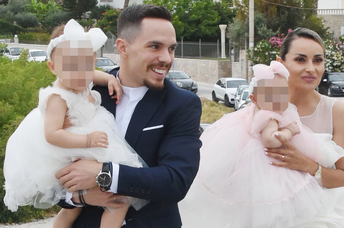 Ο Λευτέρης Πετρούνιας και η Βασιλική Μιλλούση με τις κόρες τους, Σοφία και Ελένη την ημέρα του γάμου / NDP Photo