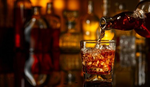 Τον προσέλαβαν για να φυλάει 52 μπουκάλια ουίσκι του 1912 και τελικά... τα ήπιε: Το DNA τον πρόδωσε