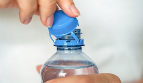 Μετά τα καπάκια στα μπουκάλια τι; Οι νέοι κανόνες της Ευρωπαϊκής Ένωσης αλλάζουν τις συσκευασίες  