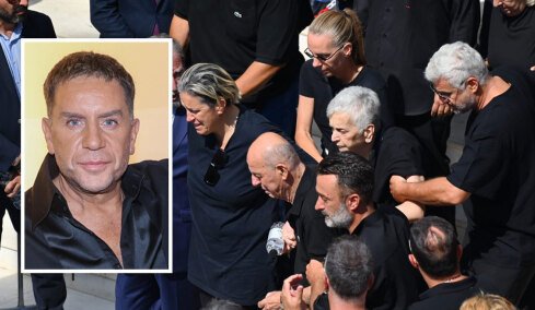 Με το «Φεύγω για μένα» και παρατεταμένο χειροκρότημα η αυλαία για τον Γιώργο Μαζωνάκη στη Νίκαια: Συντετριμμένοι οικογένεια, φίλοι και απλός κόσμος