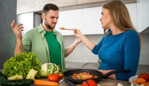 Food divorce: Η νέα τάση που χωρίζει τα πιάτα, αλλά μπορεί να σώσει τη σχέση