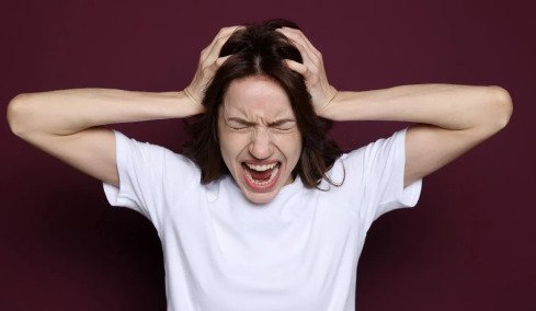 Θυμώνετε με το παραμικρό; Τι να κάνετε όταν νιώθετε ότι θα «εκραγείτε» – 4 μυστικά από τους ειδικούς