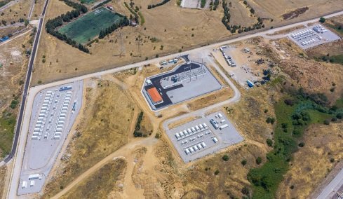 HELLENiQ ENERGY: Σε λειτουργία το πρώτο πάρκο μπαταριών