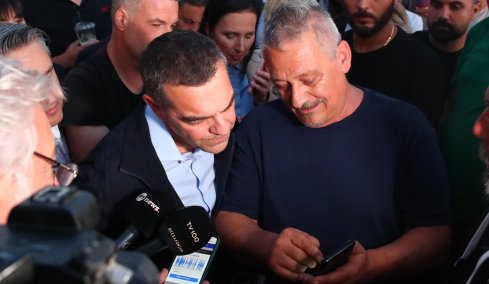 Αλιείς στον Τσίπρα: «Δεκάδες τουρκικά αλιευτικά ψαρεύουν σε ελληνικά ύδατα, έχεις ευθύνη, έλεγες ότι η θάλασσα δεν έχει σύνορα» - Σταματήστε την προπαγάνδα, απάντησε
