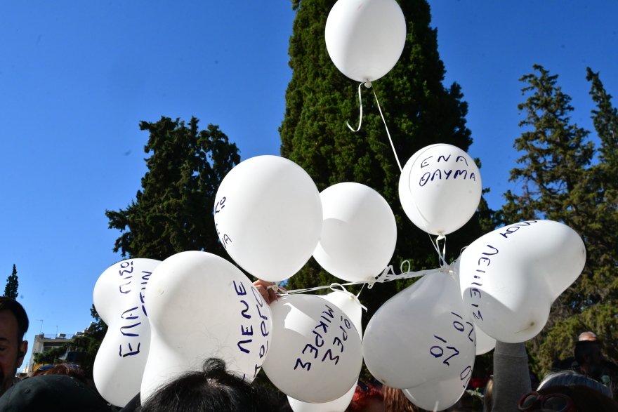 Με τραγούδια και χορούς το μνημόσυνο του Γιώργου Μαζωνάκη: Θαυμαστές άφηναν σημειώματα και λουλούδια στο μνήμα του, φώναζαν «όσο ζω Μαζώ»