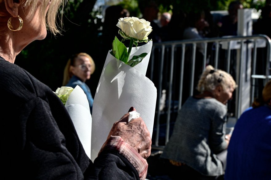 Με τραγούδια και χορούς το μνημόσυνο του Γιώργου Μαζωνάκη: Θαυμαστές άφηναν σημειώματα και λουλούδια στο μνήμα του, φώναζαν «όσο ζω Μαζώ»