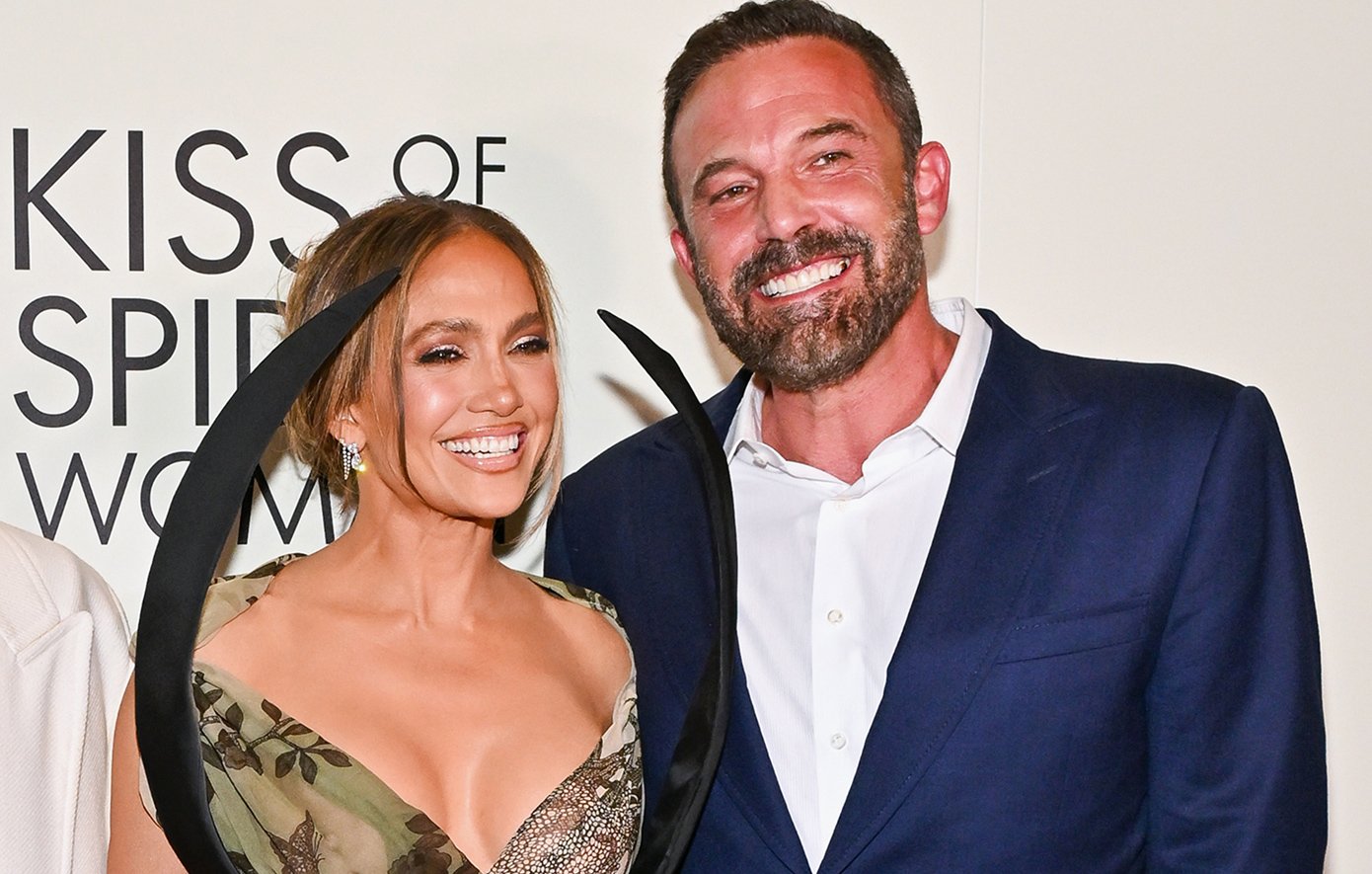 Ο Μπεν 'Αφλεκ (Ben Affleck) έδωσε το «παρών» στην πρεμιέρα του επερχόμενου μιούζικαλ «Kiss of the Spider Woman» στη Νέα Υόρκη, δείχνοντας την στήριξή του στην πρώην σύζυγό του, Τζένιφερ Λόπεζ (Jennifer Lopez).