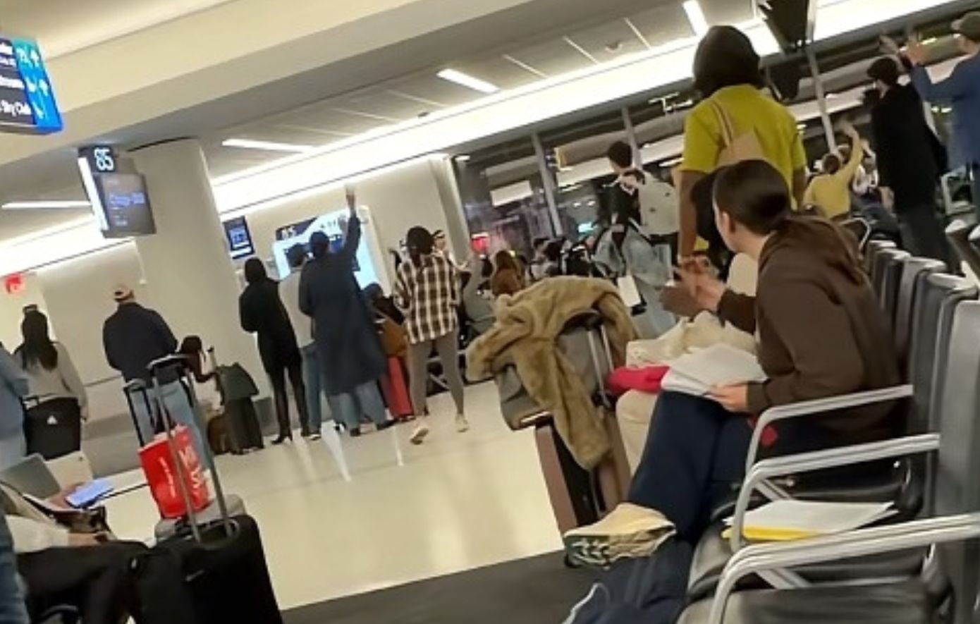 Πιλότος έβαλε τους επιβάτες να ψηφίσουν: Να φύγουν στην ώρα τους ή να καθαριστούν τα ούρα σκύλου από το αεροπλάνο;