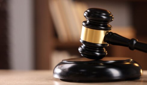 Έπεσε από τις σκάλες 13 λεπτά μετά την απόλυσή της και διεκδίκησε 33.001 ευρώ: Τι αποφάσισε το ισπανικό δικαστήριο