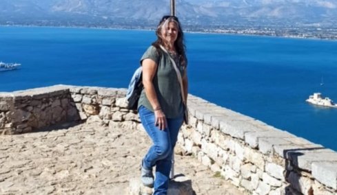 Υιοθετήθηκε από Αμερικανούς το 1959 και βρήκε τη βιολογική της οικογένεια στην Ελλάδα 65 χρόνια μετά χάρη σε ένα τυχαίο τεστ DNA