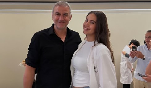 Η Βικτώρια Δέλλα φωτογραφήθηκε αγκαλιά με τον πατέρα της φορώντας ιατρική ποδιά: «Doctor in progress», έγραψε ο Τραϊανός Δέλλας