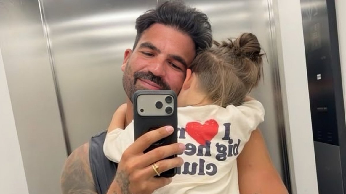 Η τρυφερή φωτογραφία του Δημήτρη Αλεξάνδρου με τον γιο του: Εκεί που σταματάνε όλα, γράφει  