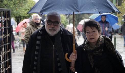 Δύσκολες ώρες για τον Δημήτρη Πιατά: Έχασε τη σύζυγό του, Λέλα - Έπαιξε κανονικά στο θέατρο, την είδηση ανακοίνωσε μετά την παράσταση ο Γιάννης Βούρος