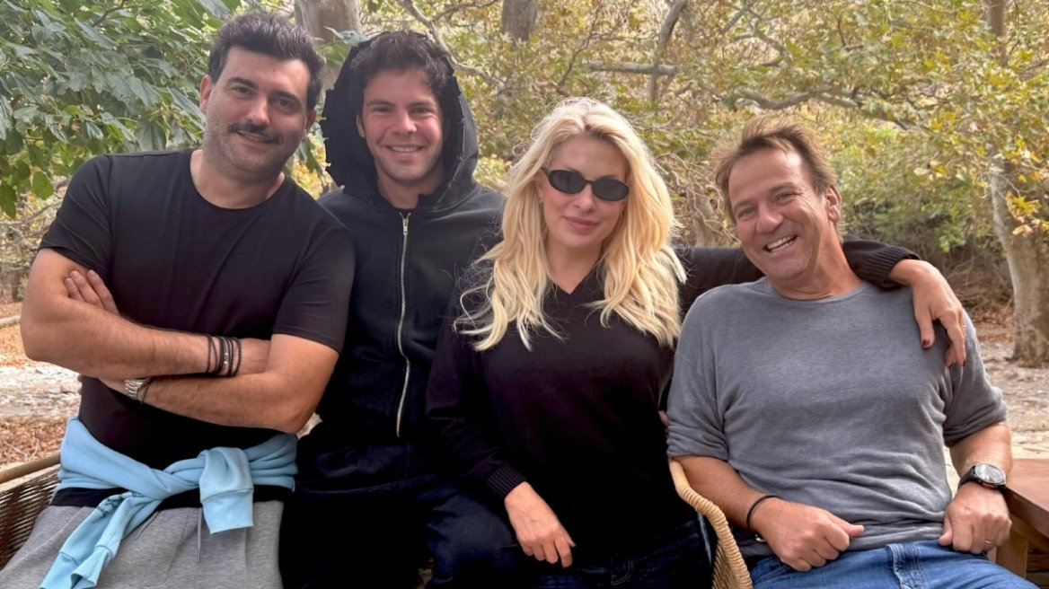 Η Ελένη Μενεγάκη υποδέχθηκε τον Οκτώβριο στην Άνδρο: Τα στιγμιότυπα με τον γιο, τον σύζυγο και τον αδελφό της