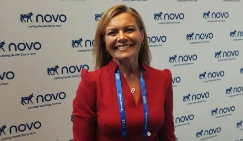 «Στα 50 δεν ωφελεί να νοσταλγούμε το σώμα που είχαμε στα 25» – Μια καθηγήτρια μιλά στο ygeiamou για τα κιλά της εμμηνόπαυσης