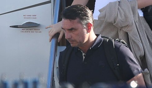 «Έφυγα από τη Βραζιλία για να γλιτώσω τις διώξεις», λέει ο Φλάβιο Μπολσονάρου και αποκαλύπτει τι του είπε ο πατέρας του 