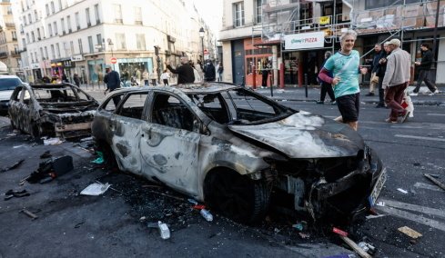 Ο Μακρόν αρνήθηκε την παραίτηση του υπουργού Εσωτερικών μετά τη νύχτα χάους με 2.400 συλλήψεις και 1.000 τραυματίες, αναχωρεί για τον Κόλπο