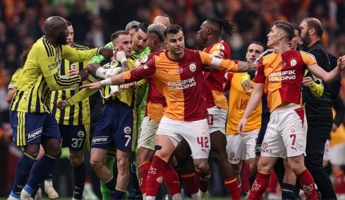 Χαμός στο Γαλατάσαραϊ-Φενέρμπαχτσε με γενικευμένη σύρραξη μετά το τελευταίο σφύριγμα, δείτε βίντεο 