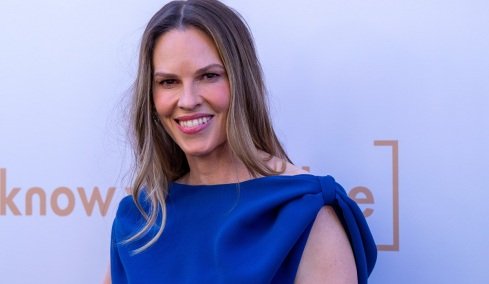 Χίλαρι Σουάνκ: Ο πρωτότυπος τρόπος που η 52χρονη ηθοποιός ανακοίνωσε ότι περιμένει τρίτο παιδί  