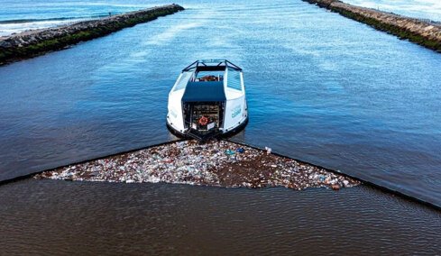 Από ανθρώπινα λείψανα μέχρι πλαστικά δεκαετιών: Τι ανακαλύπτει ομάδα που καθαρίζει τους ωκεανούς