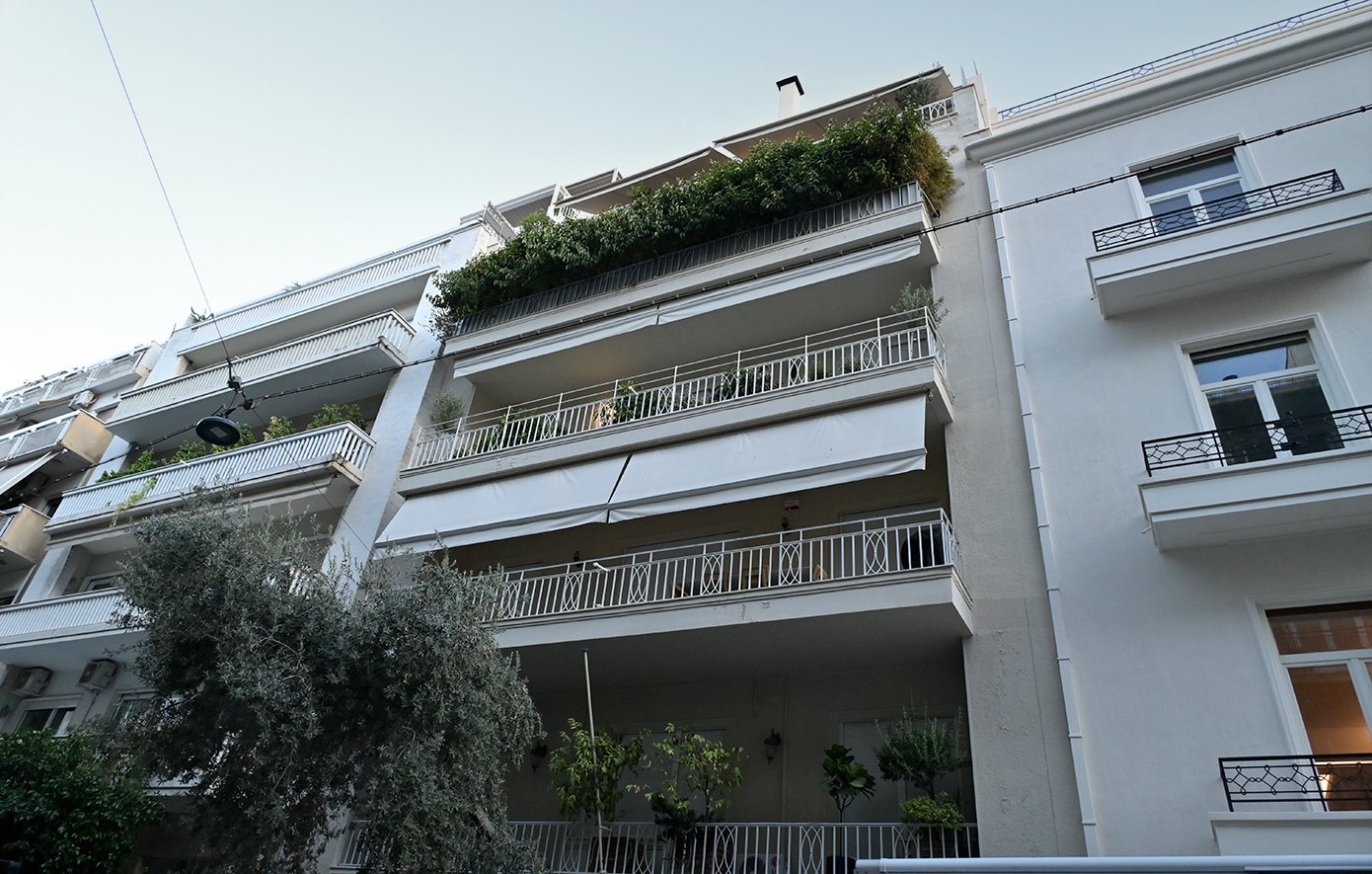 Γιώργος Μαζωνάκης: Οι δύο γιατροί, συνοδεία ΕΛ.ΑΣ και Ιατρικού Συλλόγου Αθηνών στο ιατρείο στο Κολωνάκι Γιώργος Μαζωνάκης: Οι δύο γιατροί, συνοδεία ΕΛ.ΑΣ και Ιατρικού Συλλόγου Αθηνών στο ιατρείο στο Κολωνάκι