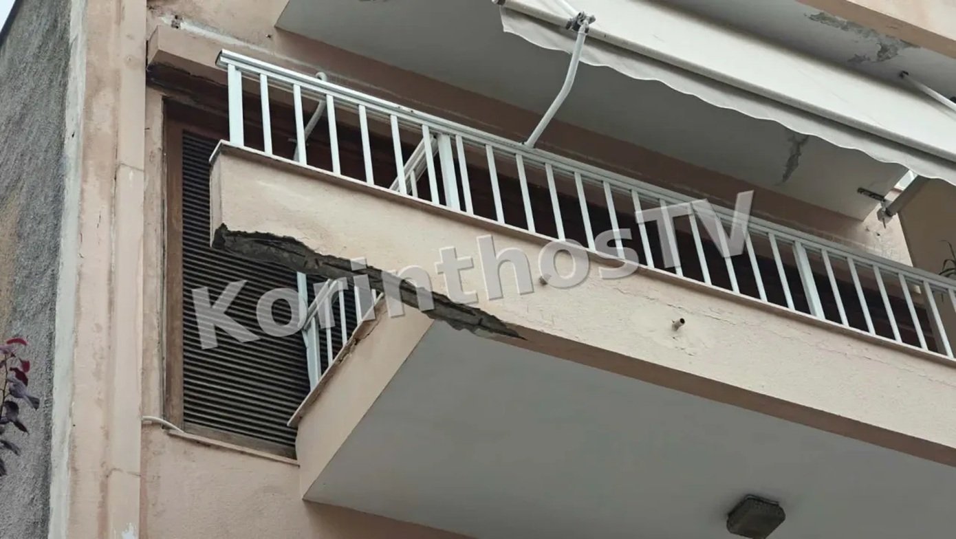 Κομμάτια από μπαλκόνι πολυκατοικίας στην Κόρινθο έπεσαν στο πεζοδρόμιο