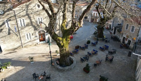 5 γραφικές πλατείες για καφέ σε ελληνικούς προορισμούς  