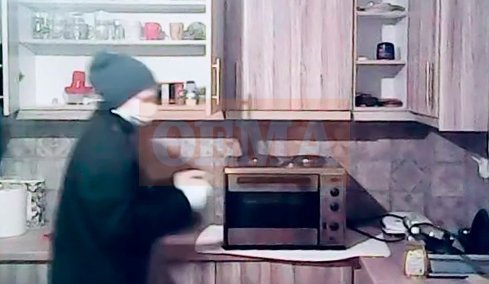 Βίντεο: Με γάντια, μάσκα, σκούφο και χειρουργικές κινήσεις έβαζε ατροπίνη η 41χρονη στα τρόφιμα του στρατιωτικού γιατρού στο Περιστέρι
