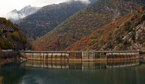 Γιατί αξίζει να ταξιδέψετε στη λίμνη Πλαστήρα το φθινόπωρο