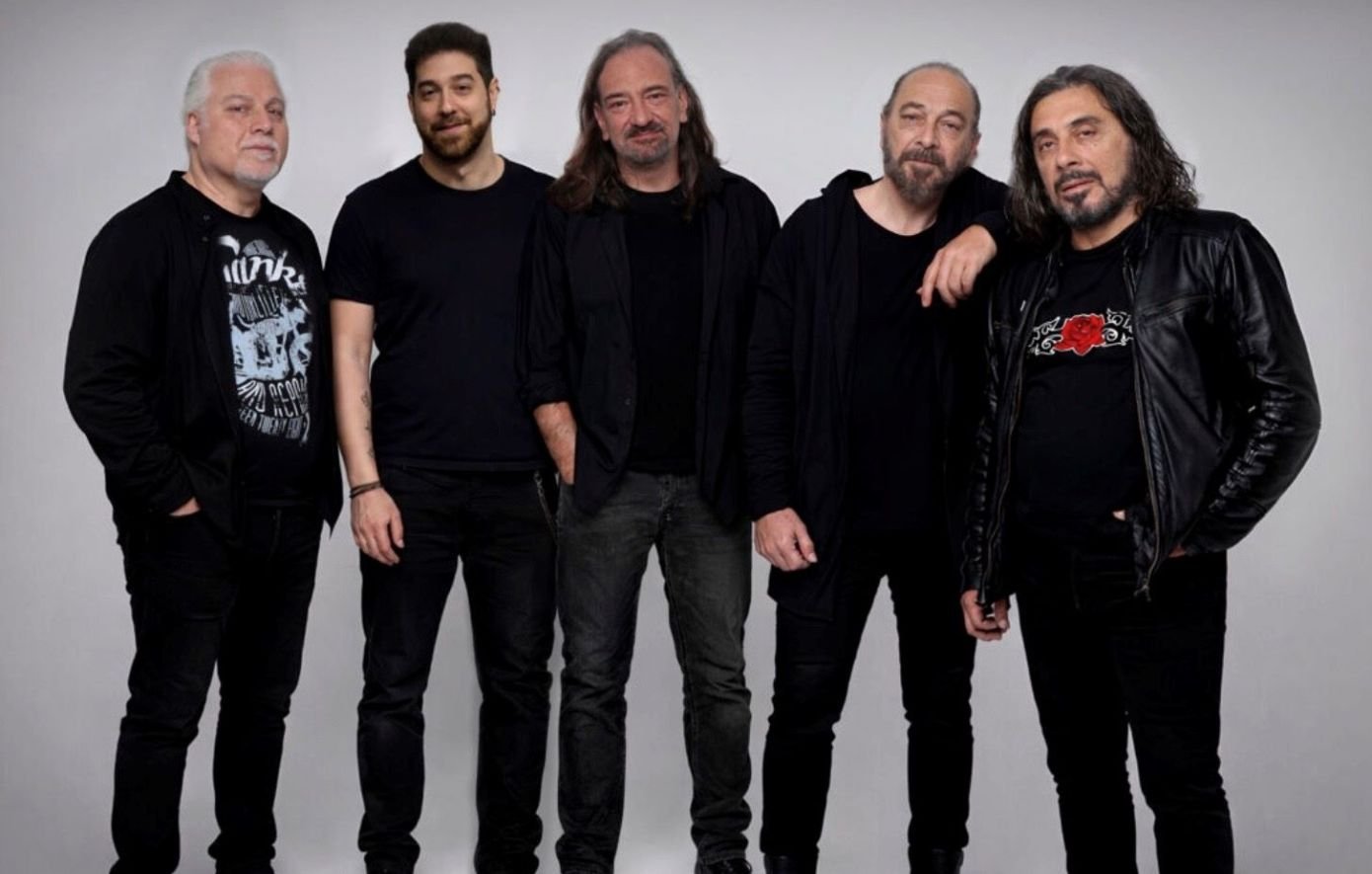 Οι Magic De Spell συμπλήρωσαν 45 χρόνια στην ελληνική ροκ σκηνή και το γιορτάζουν στο «Κύτταρο»: «Χωρίς την αγάπη του κόσμου δεν πας πουθενά»
