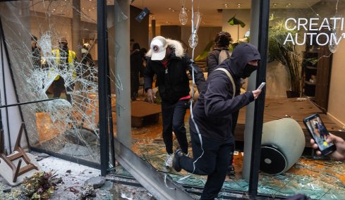 Τσάντες πολυτελείας, αρώματα και καλλυντικά από τις λεηλασίες στη Γαλλία πωλούνται μέσω Vinted και e-bay
