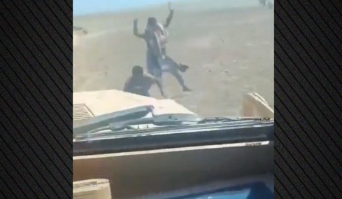 Φρίκη στην Υεμένη: Στρατιώτες της κυβέρνησης κυνηγούν και πατούν με τα οχήματα τους Χούθι που είχαν παραδοθεί, βίντεο