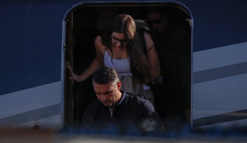 Στο Μαϊάμι έφτασε ο Φλάβιο Μπολσονάρο με την οικογένειά του: Κρυβόταν στην Αργεντινή, πέρασε από τον Ισημερινό, οι ΗΠΑ του χορηγούν βίζα, βίντεο